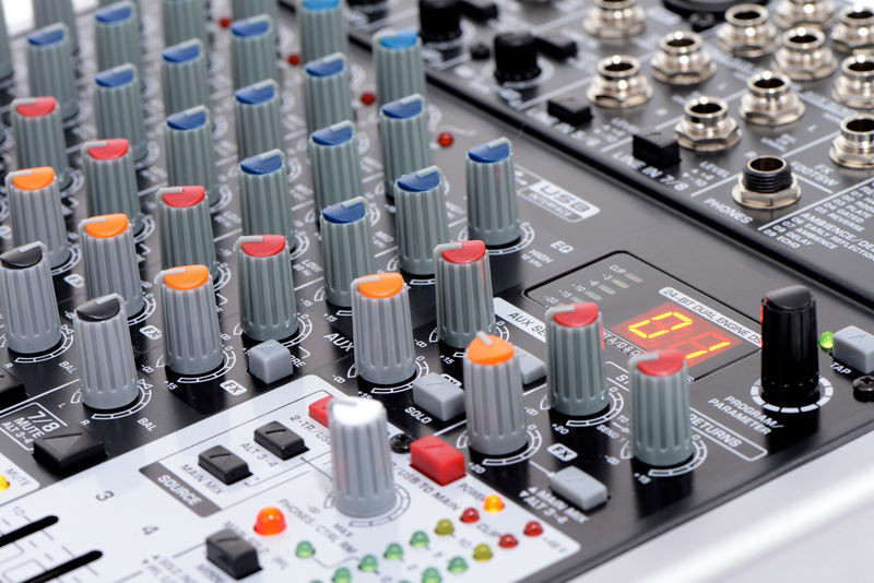 Mesa mezcla Behringer Xenyx. Mod. X1204 USB-5714.jpg