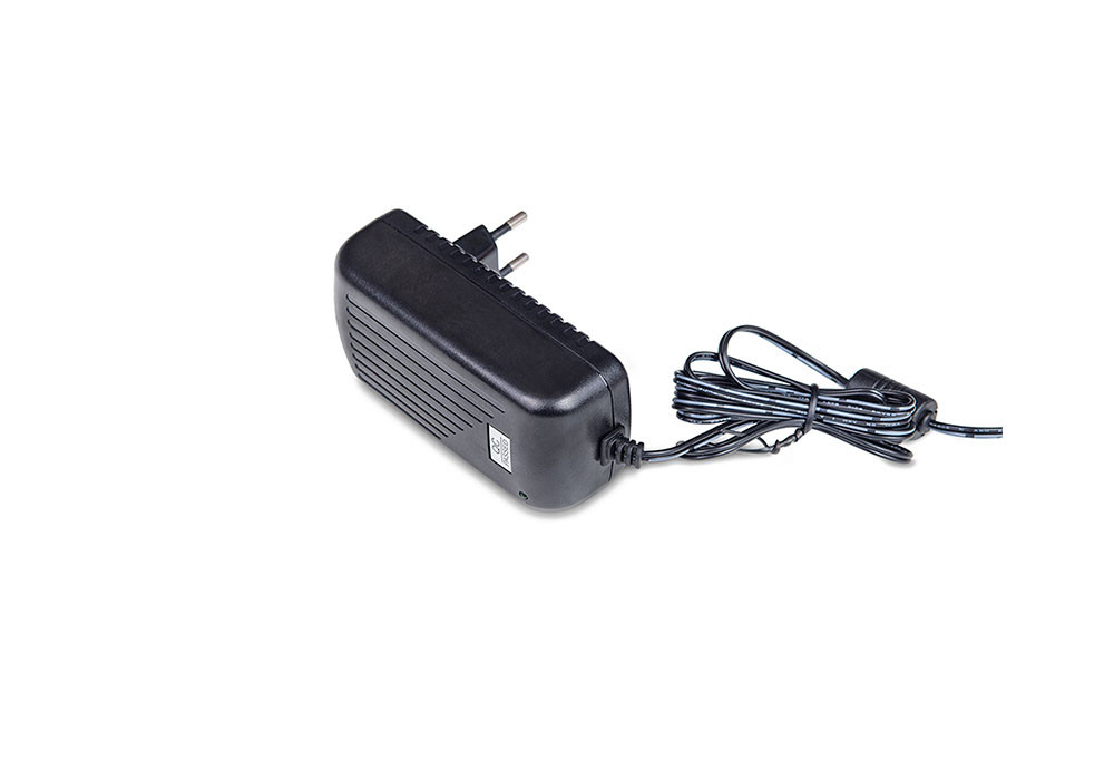 Alimentador salida fija 15V 2A Jack 5.5X2.1mm. Mod. 37301502