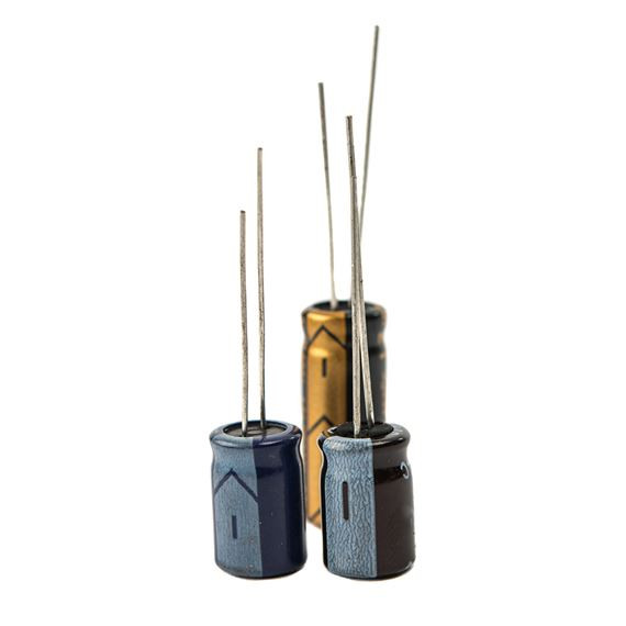Condensador electrolítico de 680uF 16V 10x16 105º CERL680MF16V
