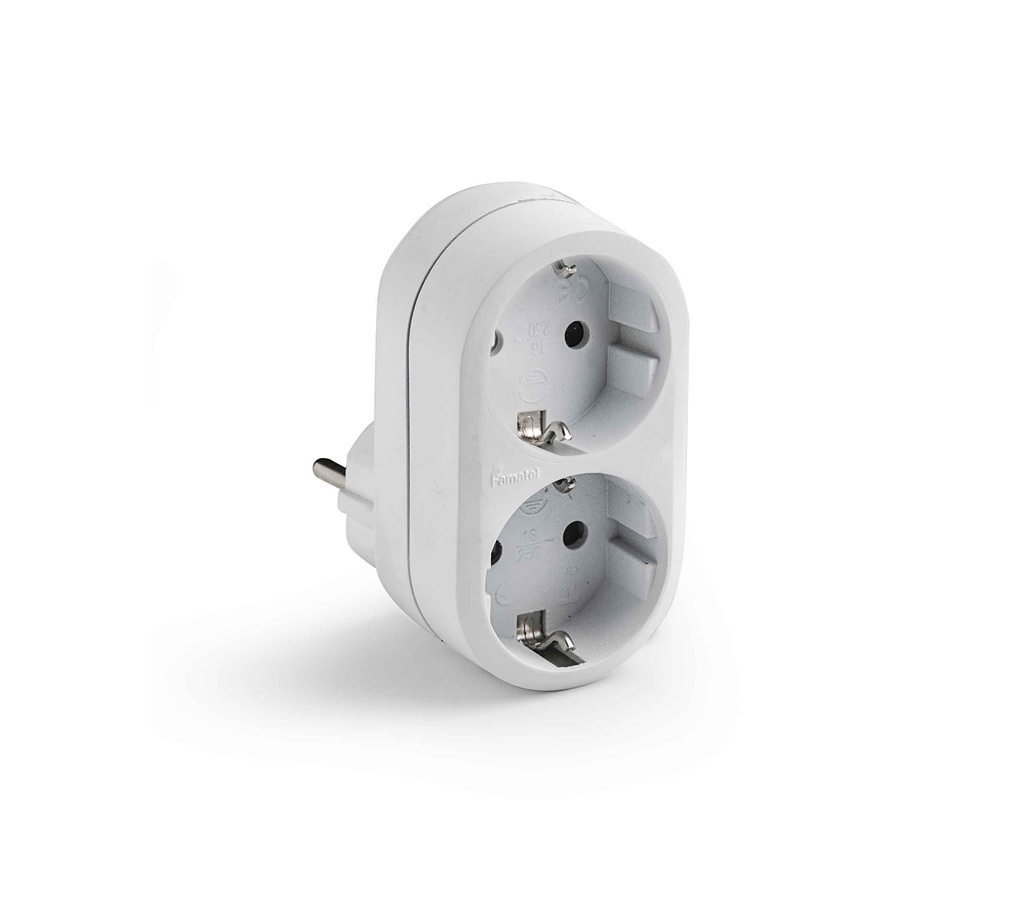 Adaptador enchufe doble 3x2P+T de entrada frontal Famatel. Mod. 1332