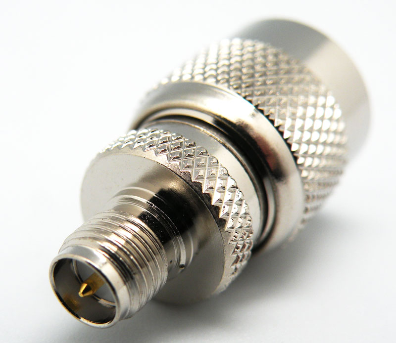 Adaptador SMA hembra inverso a TNC macho inverso. Mod. 3908